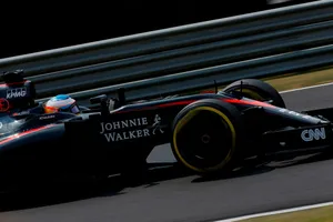 Alonso defiende la elección libre de neumáticos