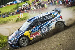 Jari-Matti Latvala resiste al frente del Rally de Finlandia