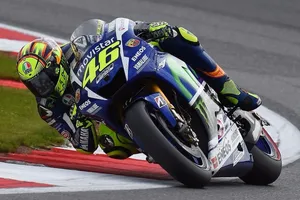 Valentino Rossi gana el GP de Gran Bretaña en Silverstone poniéndose líder en solitario