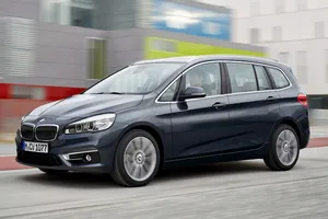 Alemania - Julio 2015: El BMW Serie 2 pisa el acelerador