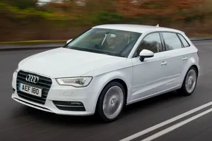 Reino Unido - Julio 2015: El Audi A3 coquetea con el Top 5