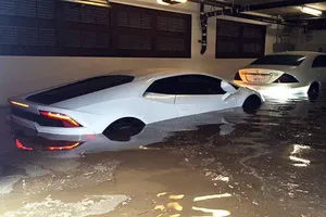 Su nuevo Lamborhini Huracán acaba bajo el agua y él tan tranquilo