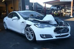 Así queda un Tesla Model S tras caerle un árbol encima