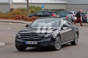 El Mercedes Clase E 2016 descubierto sin apenas camuflaje