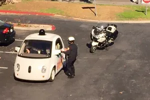La policía de Mountain View detiene al coche de Google por circular muy despacio
