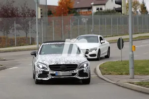 El Mercedes-Benz C Cabrio 2016 se deja ver otra vez con la capota al aire