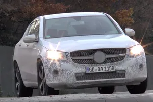 El Mercedes GLC Coupé Plug-in Hybrid 2016 descubierto en fase de pruebas