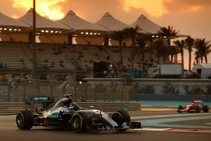 Rosberg vapulea a Hamilton en la última pole de 2015