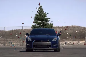 Así se quitan los adornos de navidad con un Nissan GT-R