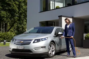 Si quieres cargar un coche eléctrico en casa, debes saber que...
