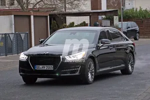 El Genesis G90 Largo al descubierto: lujo coreano y espacio extra en el habitáculo