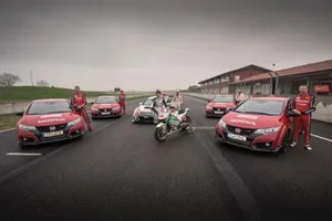 Reunión de altura: Civic Type R, Civic WTCC y la Honda RC213V de Moto GP, en vídeo