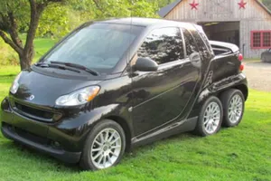 A la venta en eBay un Smart ForTwo Pickup de seis ruedas, ¡Qué bizarro!