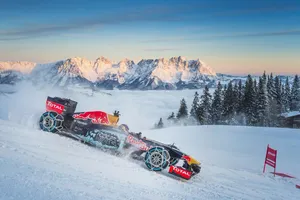Max Verstappen se exhibe con un Red Bull en la nieve