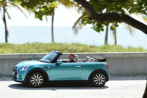 Precio del MINI Cabrio 2016: desde 22.700 euros la versión Cooper