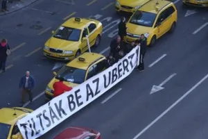Taxistas húngaros colapsan Budapest protestando contra Uber