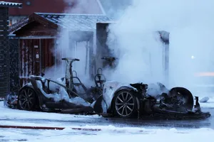 Un Tesla Model S sale ardiendo mientras usaba un supercargador