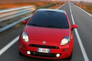 Italia - Diciembre 2015: El Fiat Punto echa el freno