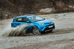 Rusia - Diciembre 2015: El Toyota RAV4 escala en el Top 10