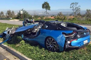 Así queda un BMW i8 tras sufrir un accidente con un camión de cemento