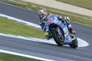 Maverick Viñales, primero en un día sin lluvia seguido de Márquez y Lorenzo