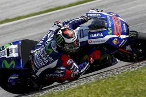 Jorge Lorenzo y Petrucci lideran los dos primeros días de test en Sepang