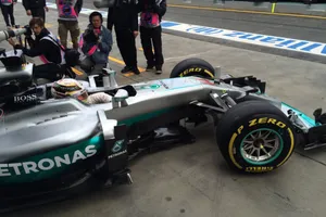 Lewis Hamilton domina los primeros y mojados libres en Australia