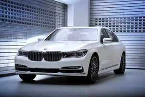 El BMW 750Li xDrive se viste con joyas para las ediciones Solitaire y Master Class