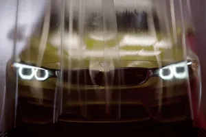 El BMW M4 se pone a hacer drift en una fabrica
