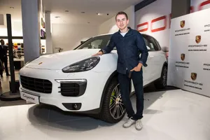 Jorge Lorenzo recibe su nuevo Porsche Cayenne S E-Hybrid
