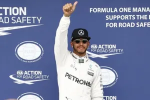 Mercedes se exhibe a ritmo de récord