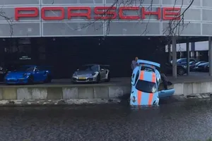 Un Porsche 911 GT3 RS bebiendo agua en Ámsterdam, y no es broma