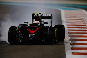 Button sorprende con un tercer puesto tras los Mercedes