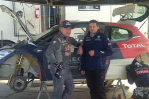 Carlos Sainz  y 'Cohete' Suárez de test con el Peugeot 208 R5