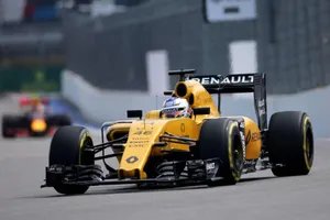 Debut de Sergey Sirotkin en un viernes gris de Renault