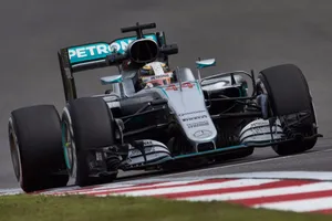 Hamilton manda un aviso en los segundos libres de Sochi