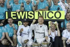 Mercedes vence y Hamilton controla daños