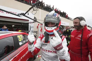 'Pechito' gana la carrera principal del WTCC en Francia