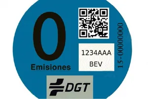 Llegan las pegatinas "ecológicas" de la DGT, ¡por fin!