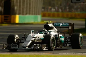 Rosberg lidera una FP1 copada de reventones de neumáticos