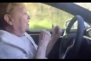 Mira la reacción de esta señora de 70 años en un Tesla Model S con el Autopilot activado
