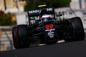 Button se considera afortunado, y Alonso mantiene la calma