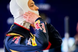 Daniil Kvyat no puede con Carlos Sainz en su primer día en la oficina