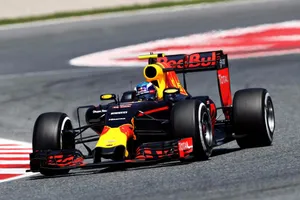 Verstappen hace historia en el carrerón de Montmeló