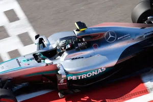 Rosberg pone tierra de por medio