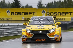 Gabriele Tarquini gana bajo la lluvia en Moscow Raceway