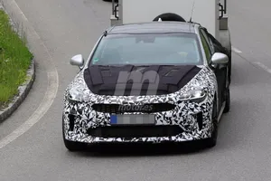 El nuevo Kia GT 2018 pierde camuflaje y se desvela parte de su frontal