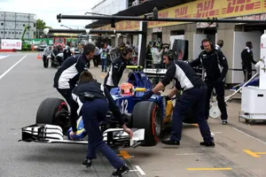 Sauber, entre la amputación de un dedo de un mecánico y su viaje maratoniano a Bakú