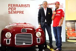 Vettel y Arrivabene inauguran la exposición 'Ferraristi per sempre'