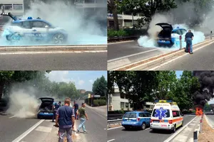 Uno de los BMW i3 de la Policia romana acaba siendo pasto de las llamas